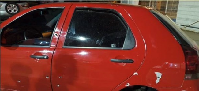 Carro da vítima foi alvejado pelos disparos.