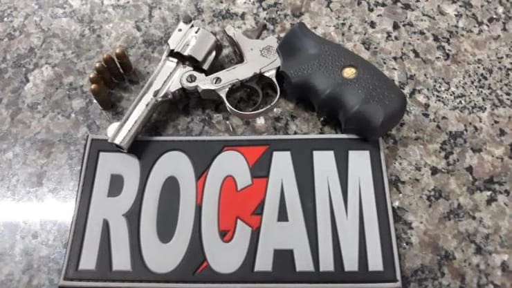 Revólver calibre 32 encontrado com a dupla.