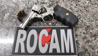 Revólver calibre 32 encontrado com a dupla.