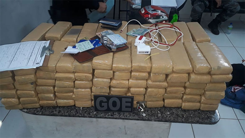 As drogas, de aproximadamente 100 kg, estavam avaliadas em R$ 30 mil