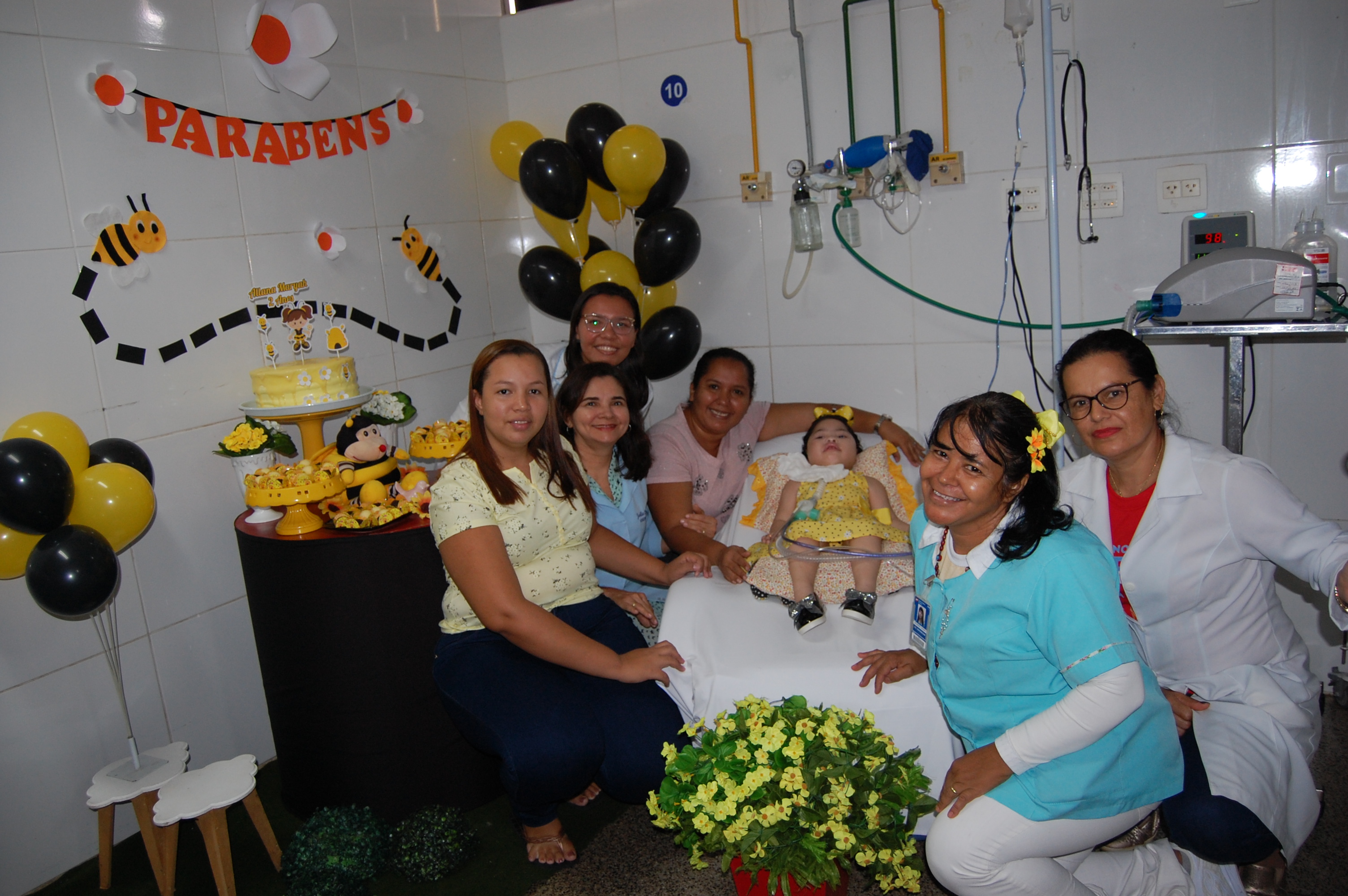 Criança de dois anos está internada desde os oito meses no HUT.