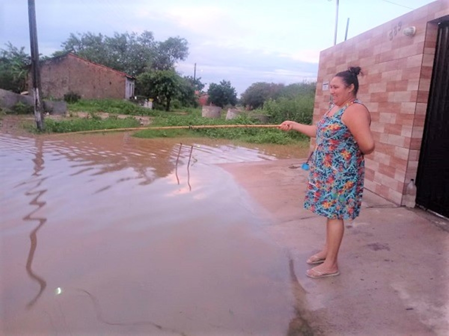 Joseane registra foto como se estivesse pescando na frente da casa após ficar ilhada
