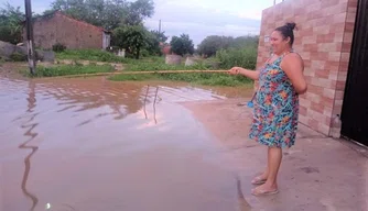 Joseane registra foto como se estivesse pescando na frente da casa após ficar ilhada