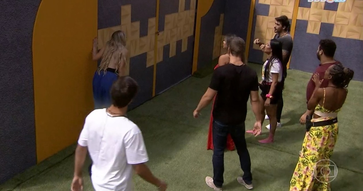 Muro que separa os dois grupos.