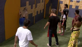 Muro que separa os dois grupos.