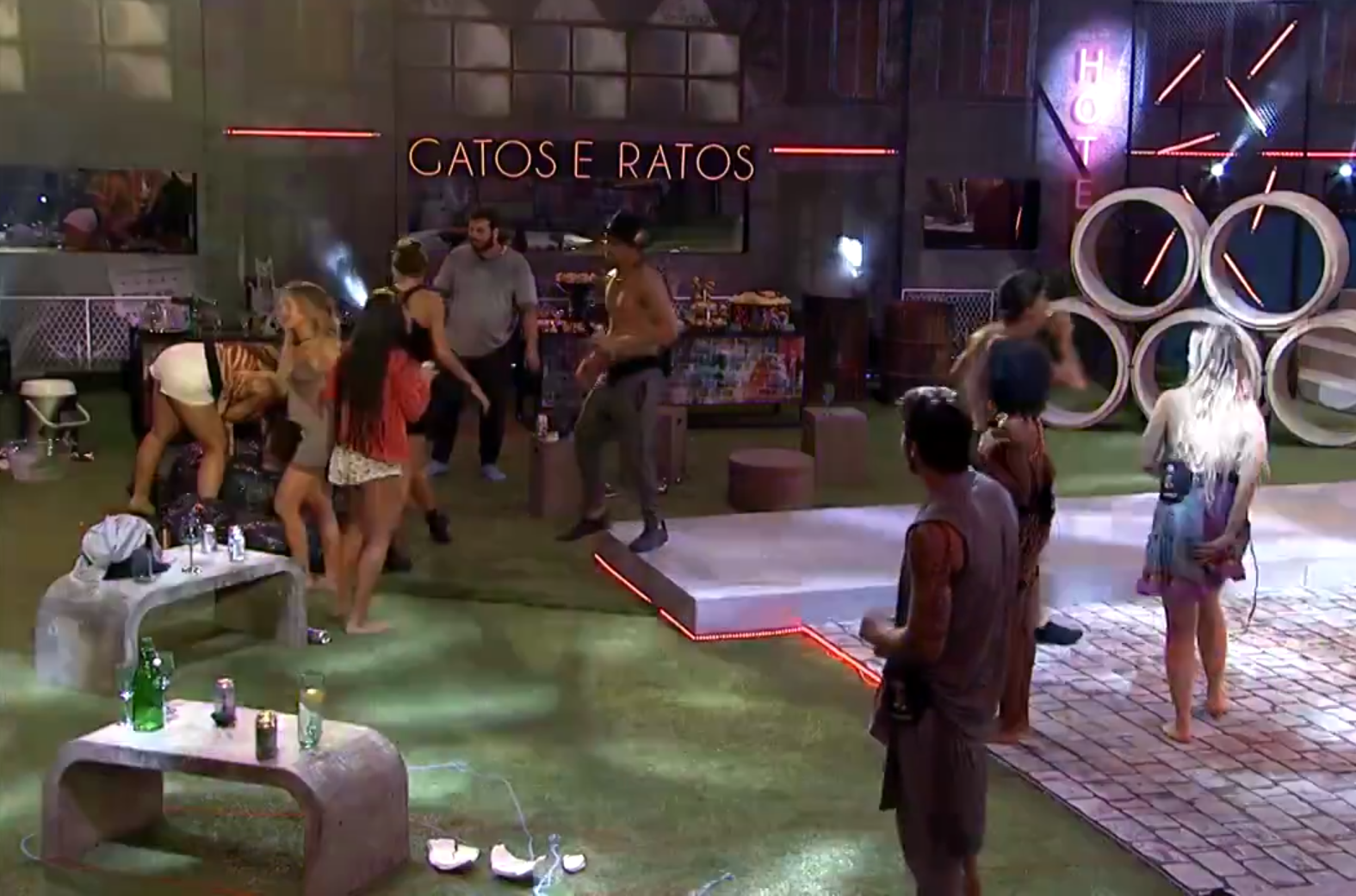 Primeiro beijo e discussões agitam a madrugada no BBB20
