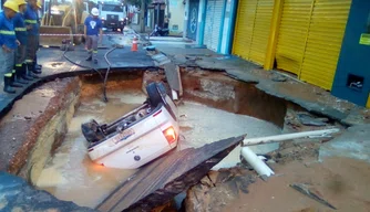 Carro cai dentro de cratera na zona Sul de Teresina.
