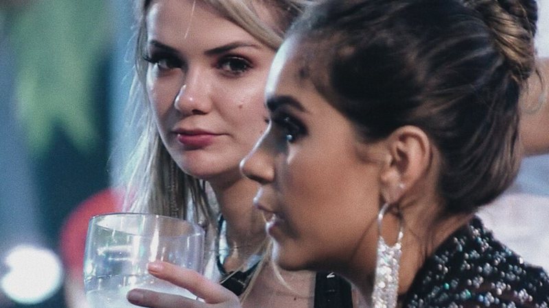Gizelly e Marcela durante festa no BBB20