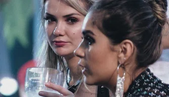 Gizelly e Marcela durante festa no BBB20