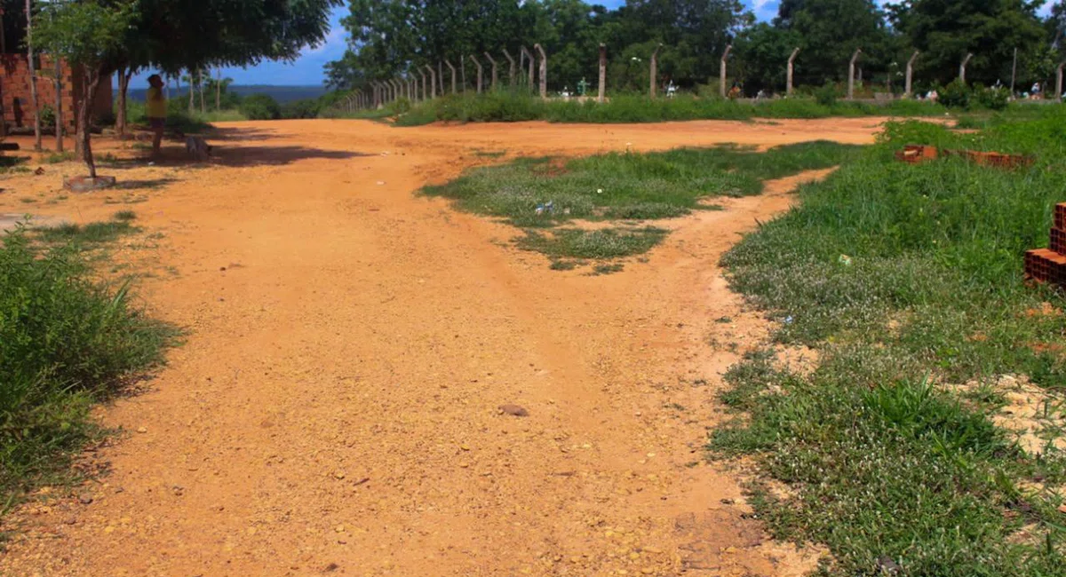 Rua onde aconteceram arrombamentos, próximo ao cemitério, cerâmica Cil