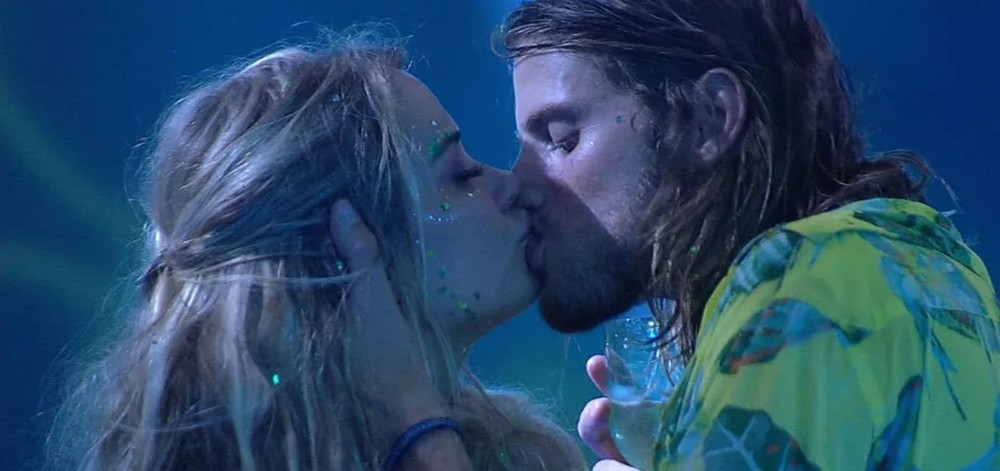 Beijo rolou na festa desta sexta-feira
