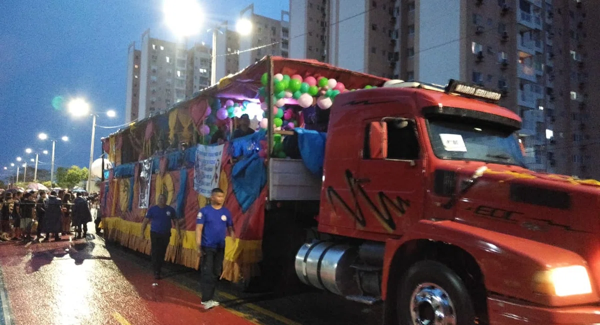 Caminhão temático desfilando no Corso 2020.