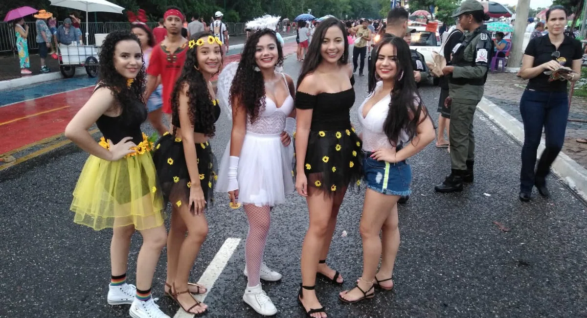 Jovens curtem a folia no Corso de Teresina.