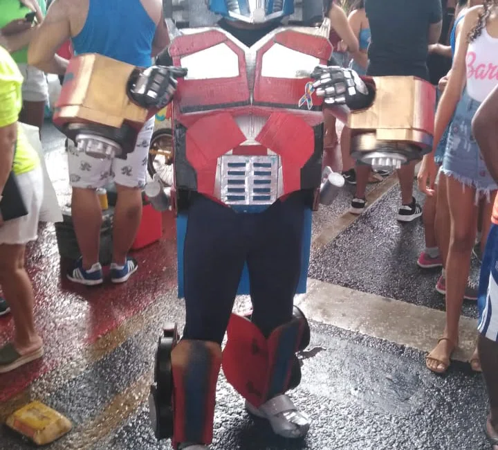 Orlando Barros homenageou o filme norte-americano Transformers.
