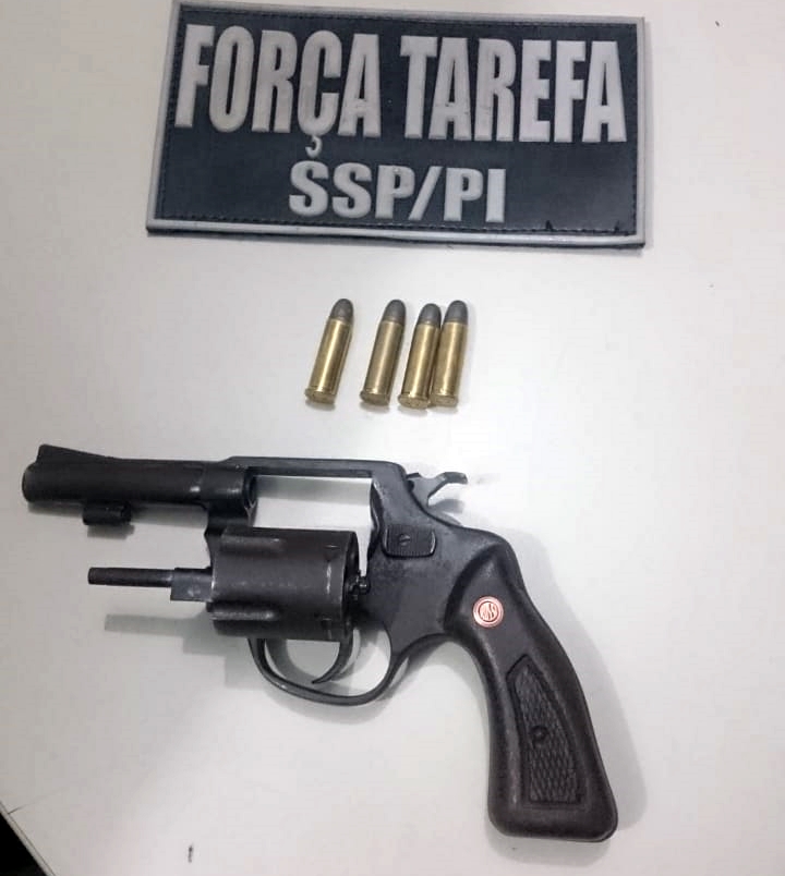 Arma de fogo apreendida.
