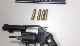 Arma de fogo apreendida.