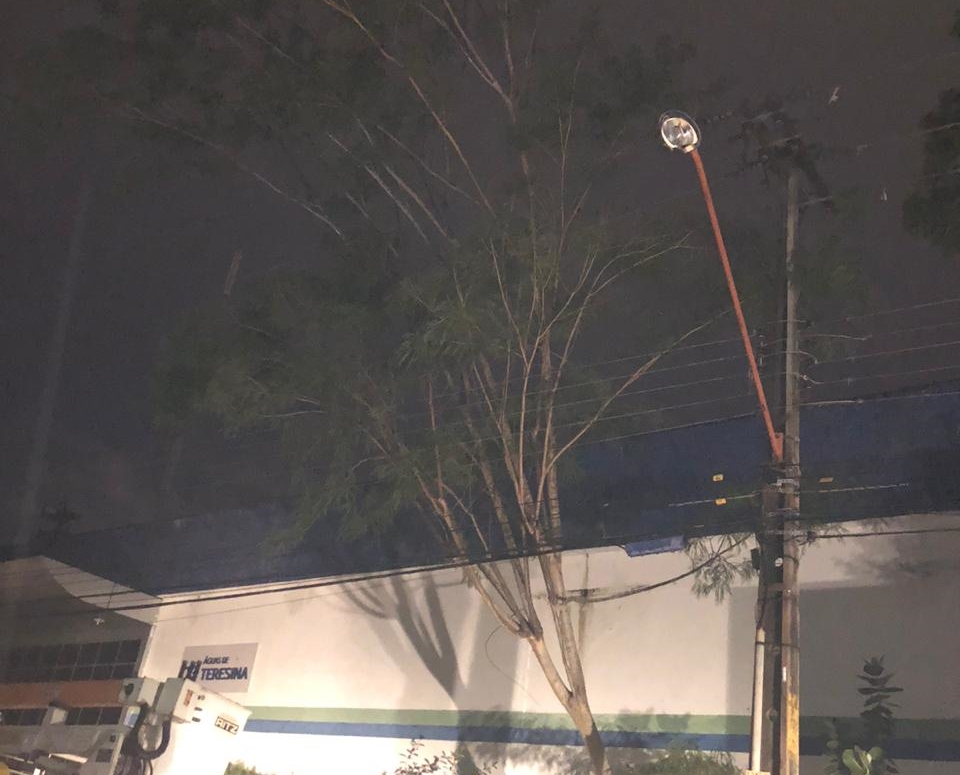 Chuvas causam problemas na rede de energia elétrica em Teresina.