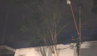 Chuvas causam problemas na rede de energia elétrica em Teresina.