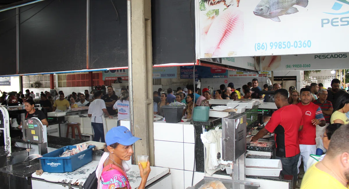 Movimento no Mercado do Peixe