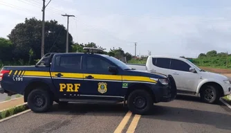 Veículo apreendido pelos agentes.