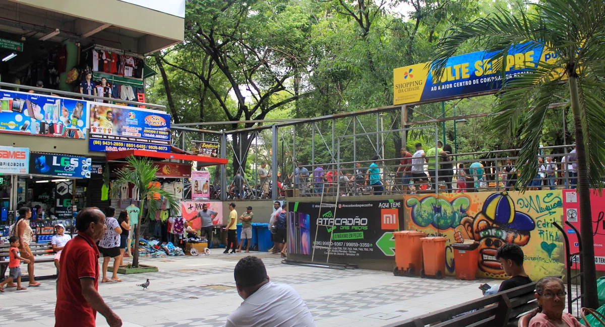 A água que vem da Praça da Bandeira escorre pela escadaria atingindo os corredores.