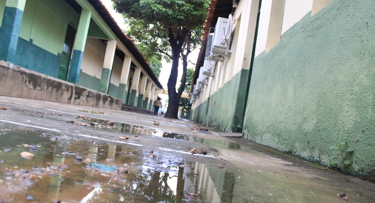 Corredor Onde Água Passa e Acumula