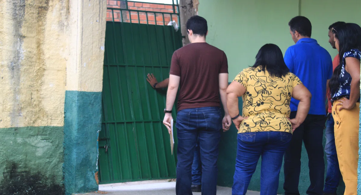 Engenheiros Analisando Portão Arrebentado Devido a Força Da Agua