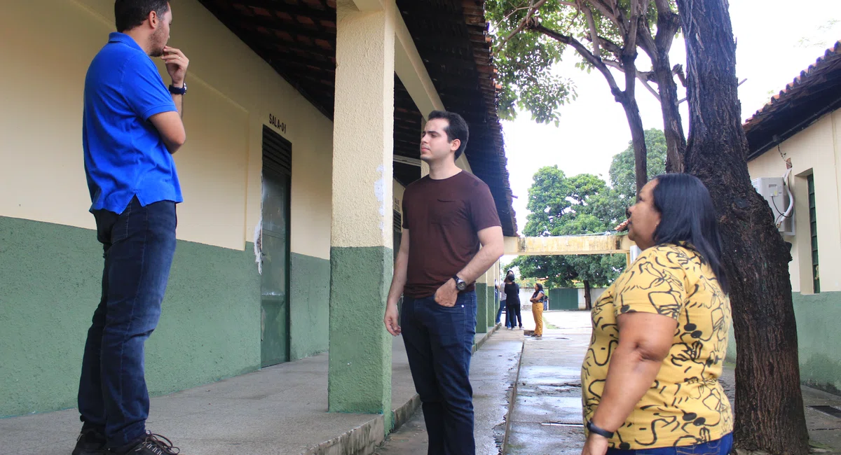 Engenheiros No Local Analisando o Problema
