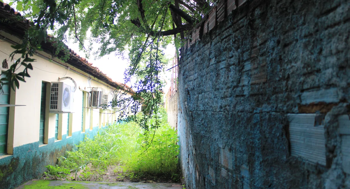 Muro Da Escola Prestes a Cair
