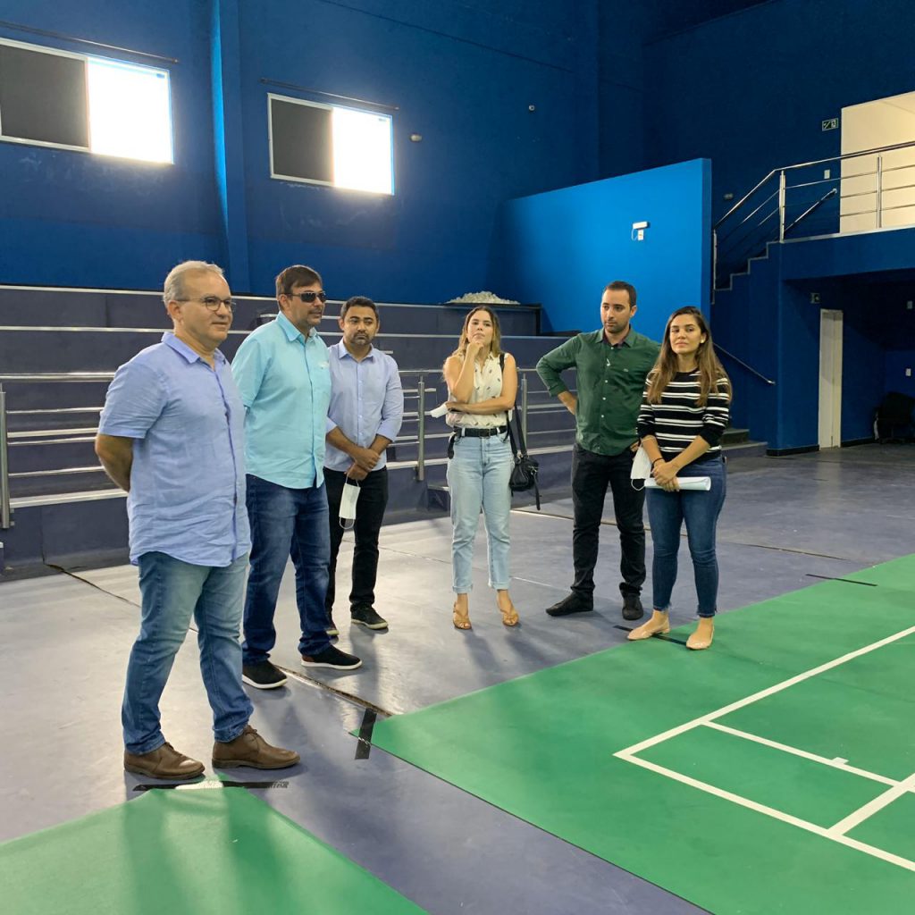 O prefeito visitou a quadra esportiva da UFPI.
