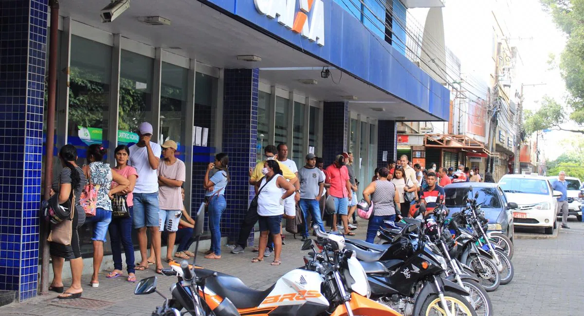 Aglomeração de pessoas em filas