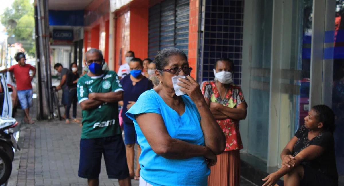 Pessoas aglomeradas em filas