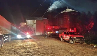 O Corpo de Bombeiros foi acionado para controlar o incêndio na fábrica.