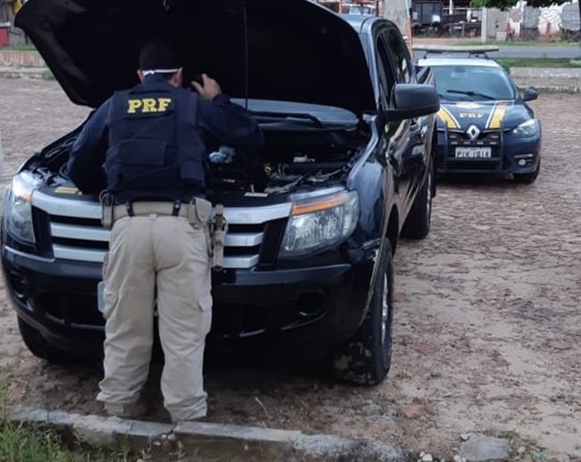 A PRF abordou o veículo de luxo na BR-316, na cidade de Timon.