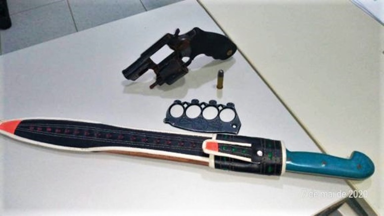 PM apreende dupla menor de idade com arma na cidade de Parnaíba