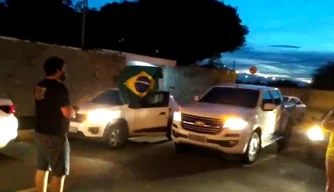 Empresários realizam buzinaço em frente à casa do prefeito Firmino Filho.