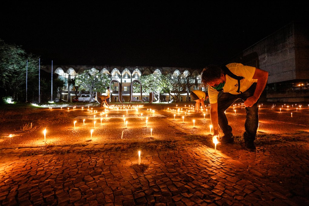 Empresários realizaram protesto em frente à Alepi pela reabertura do comércio no Piauí.