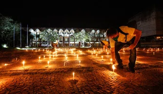 Empresários realizaram protesto em frente à Alepi pela reabertura do comércio no Piauí.