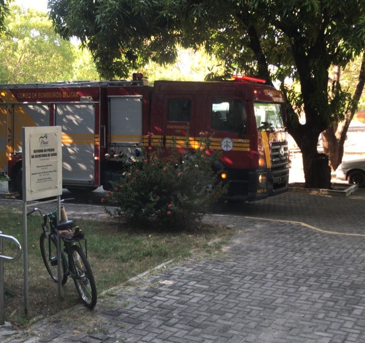 Uma guarnição do Corpo de Bombeiros foi acionada para conter incêndio na Sesapi.