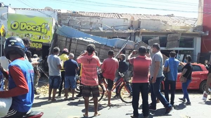 Fachadas de lojas desabam no Centro da cidade de Floriano