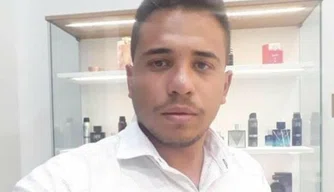 O motociclista Pedro Leandro Pereira Rocha morreu após colidir com uma caminhonete.