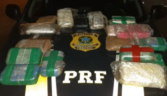 Os policiais encontraram tabletes de maconha e cocaína dentro do veículo.