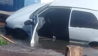 Parte do carro foi engolido pelo buraco