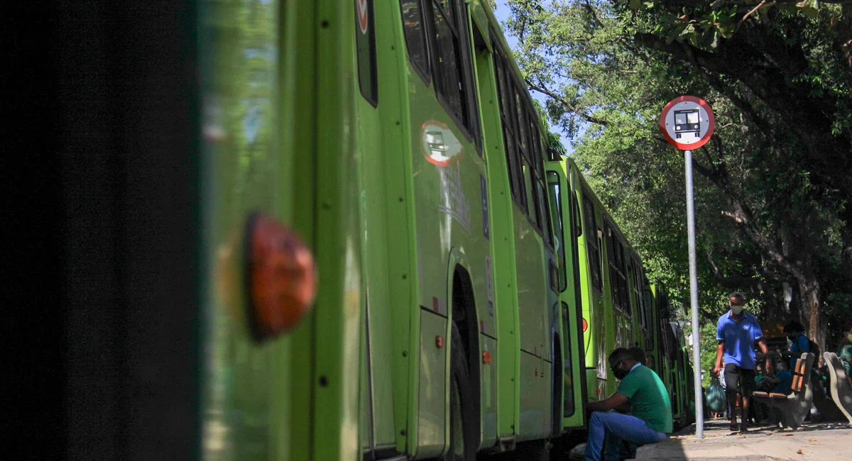 Ônibus paralisam em forma de protesto