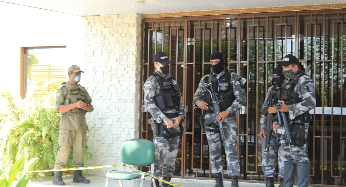 Policiais no Hospital Plastmed