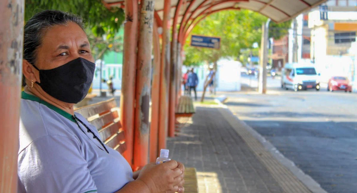 Usuária esperando transporte público