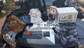 Apreensão de materiais do acusado pela Polícia Militar