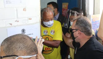 Dr. Pessoa (MDB) na seção eleitoral.