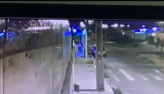 Câmera flagra troca de tiros entre policial e suspeitos na zona Sul