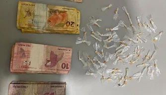 Drogas e dinheiro, apreendidos pela polícia, na residência da jovem.